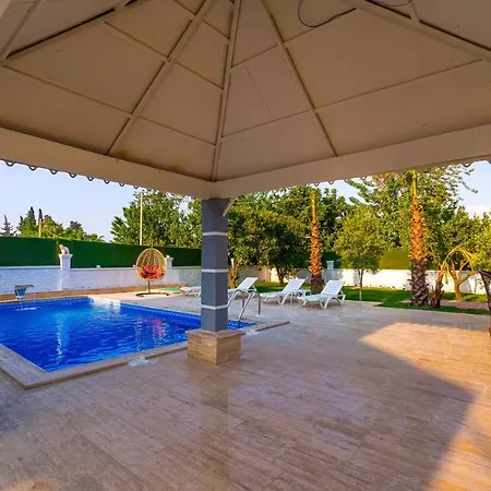 Marvelous With Private Pool In Muratpasa Hotel