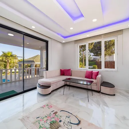 Marvelous With Private Pool In Muratpasa