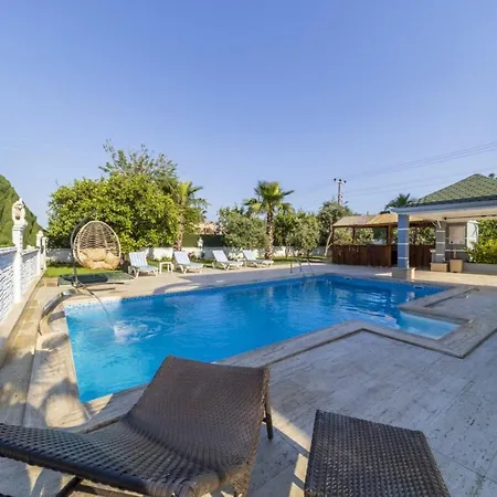Marvelous With Private Pool In Muratpasa